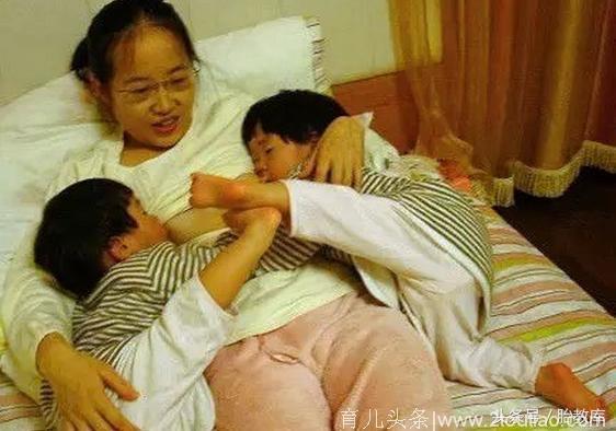 看看人家双胞胎妈妈是怎么喂奶的，看似辛苦心里却是满满的幸福