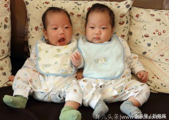 看看人家双胞胎妈妈是怎么喂奶的，看似辛苦心里却是满满的幸福