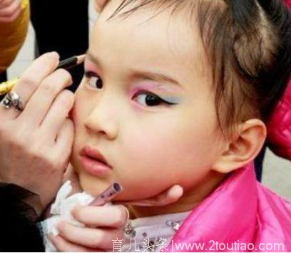 她因虚荣作祟每天给5岁的女儿化妆，7年后，女儿说会恨她一辈子！