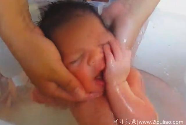 给新生儿洗澡，她还以为在妈妈肚子里，简直太可爱了！