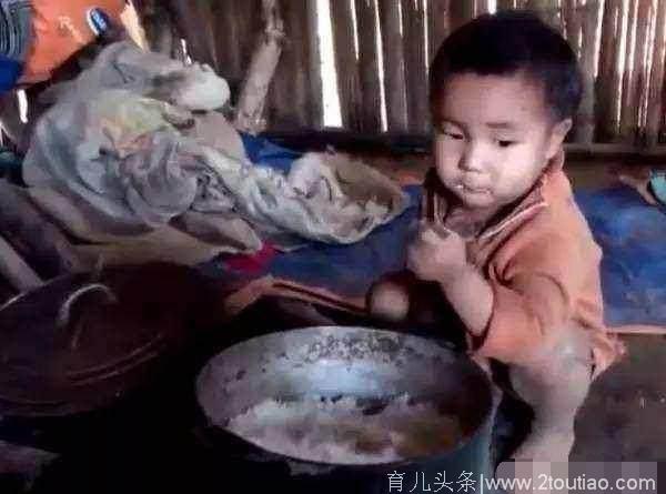 五岁男孩被妈妈抛弃家中，父亲又去逝，竟然自己做饭生活了半个月！