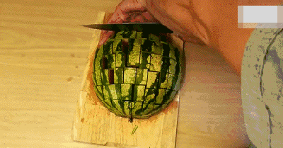 涨知识：吃西瓜的时候一定不要用勺子挖着吃，很严重！