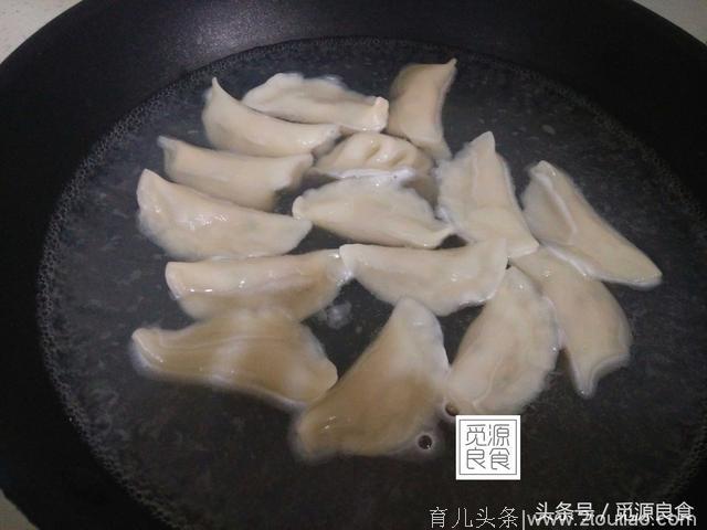 用这种蔬菜包顿饺子，好吃又便宜，上桌就抢完，夏天吃饺子就包这种馅的饺子，好吃