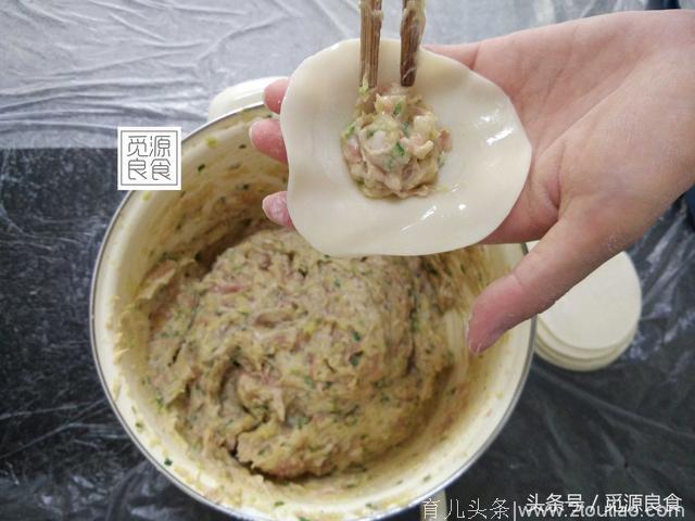 用这种蔬菜包顿饺子，好吃又便宜，上桌就抢完，夏天吃饺子就包这种馅的饺子，好吃