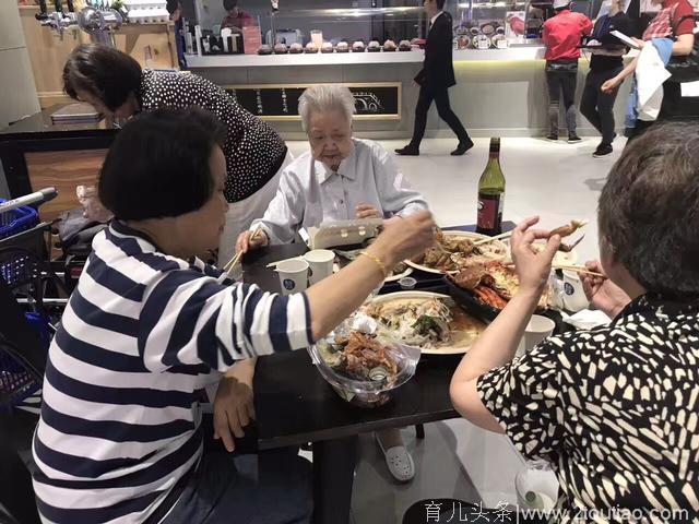 亲眼所见！80岁老奶奶竟然也是马云粉丝！在盒马店内排队吃龙虾喝红酒，无现金购物成中老年新风尚！