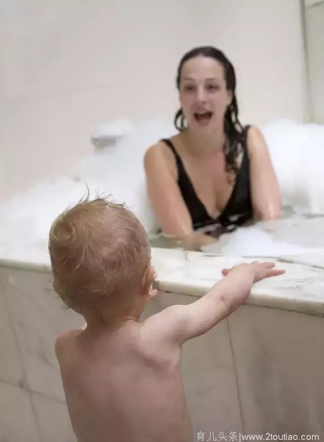 为什么我不愿意当着儿子的面洗澡和换衣服？