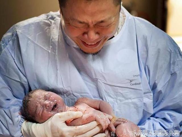 婴儿出生后没有啼哭，爸爸说的这句话让医生竖起大拇指