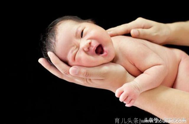 婴儿出生后没有啼哭，爸爸说的这句话让医生竖起大拇指