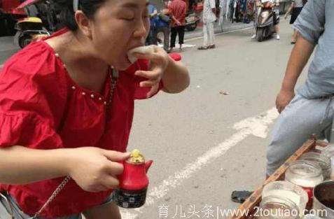 大妈街边卖这个“小吃”，必须要一口吞，吃完喝点醋就更完美了！