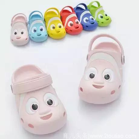 给宝宝挑鞋子，千万避免以下4种！这种洞洞鞋不要给孩子穿了