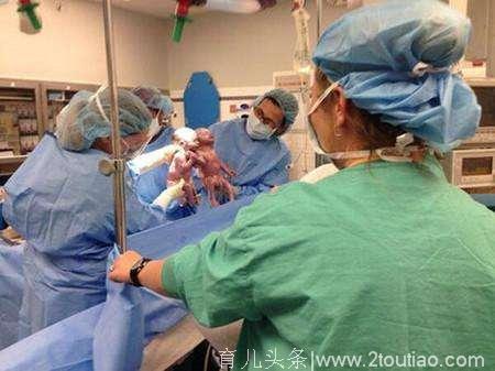 足月产妇生下双胞胎男宝，护士报喜，全家没一个开心