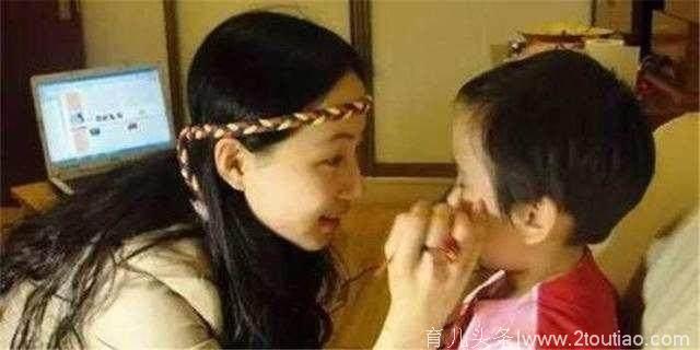 年幼女孩从小就开始学着化妆，几年时间一过，她长成了这个样子！真相让人心痛不已！