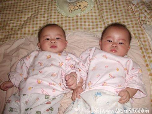 儿媳妇生下双胞胎男宝宝，助产士出来报喜，全家没一个开心