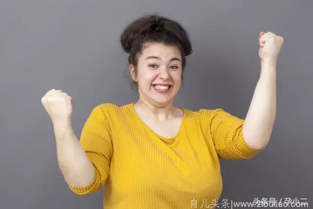 台湾47岁女星不服Ella要当最强孕妇，挺孕肚跑步，拍全裸孕照，太拼了！