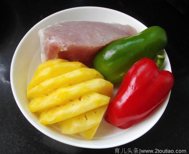 看了湖南卫视《中餐厅》里张亮做的菠萝咕噜肉，口水直流！其实自己在家也可以做，好吃得不得了！