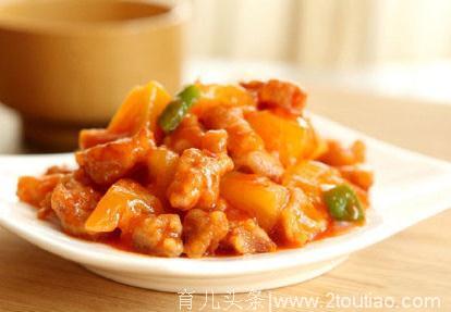 看了湖南卫视《中餐厅》里张亮做的菠萝咕噜肉，口水直流！其实自己在家也可以做，好吃得不得了！