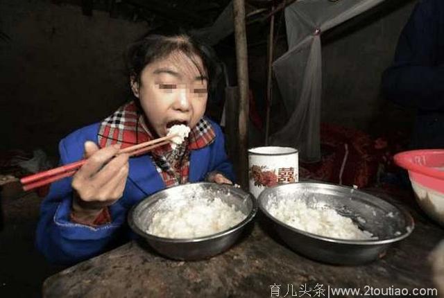 15岁女孩每天吃10斤米，家里被她吃穷了，医生检查时却说没病