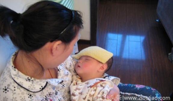 6个月男宝 宝妈喂母乳时闻到一股怪味 竟是宝宝淹脖子！