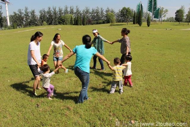 亲妈帮忙带娃被婆婆抹黑，闺女童言无忌，亲妈婆婆都掉泪