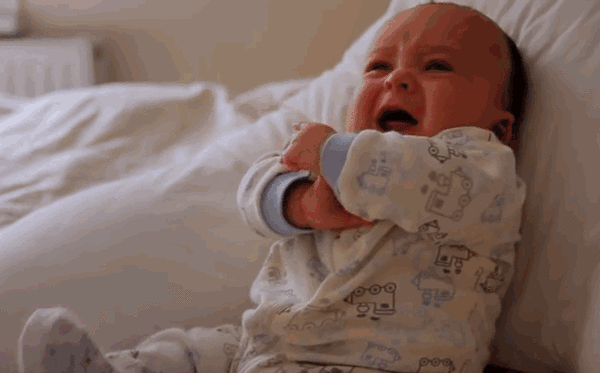 你家宝宝睡醒后是大哭还是自己玩耍？这种表现说明宝宝非常聪明