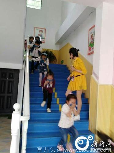 新化县小红帽幼儿园举行消防应急疏散演练活动