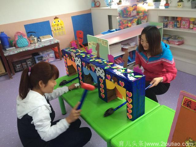 城关镇中心幼儿园开展自制玩教具展评活动