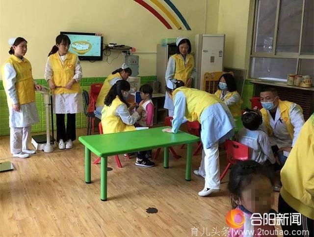 合阳中医院志愿者服务队赴雅静园幼儿园对学龄前儿童进行体检