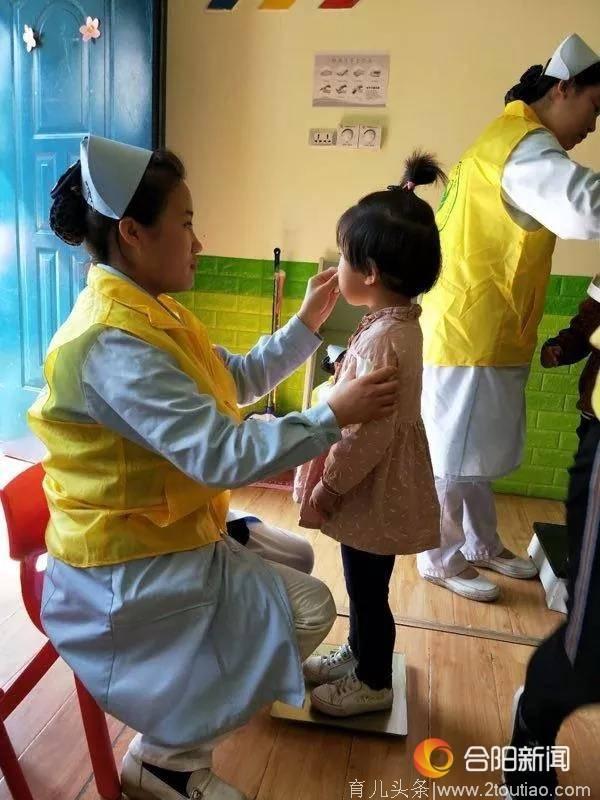 合阳中医院志愿者服务队赴雅静园幼儿园对学龄前儿童进行体检