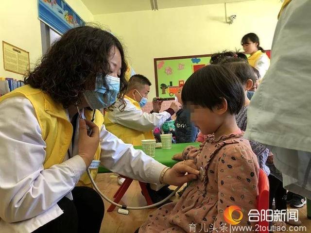 合阳中医院志愿者服务队赴雅静园幼儿园对学龄前儿童进行体检