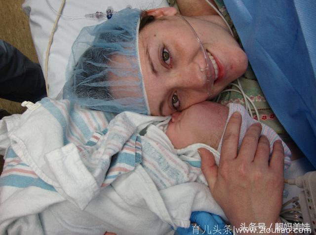 年轻宝妈第一次分娩，痛的都流泪了，宝宝出生后，称自己太伟大了