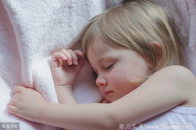 孩子多大适合分床睡？过早分床，对孩子到底是爱，还是害？