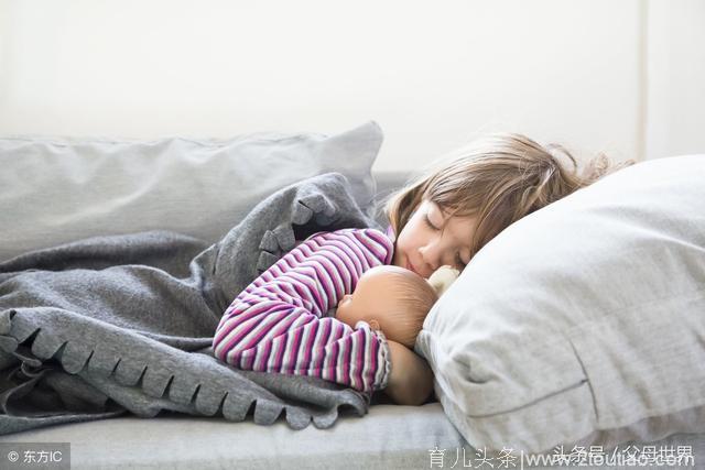孩子多大适合分床睡？过早分床，对孩子到底是爱，还是害？