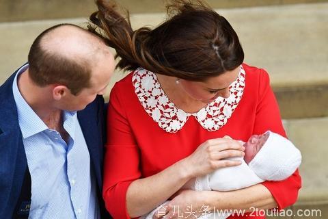 英国凯特王妃产后与威廉王子怀抱小王子亮相