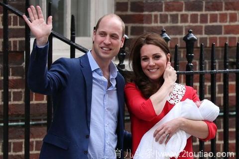 英国凯特王妃产后与威廉王子怀抱小王子亮相