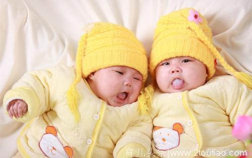 孕妇十月怀胎产下双胞胎男宝，护士报喜后，婆家反倒没一人开心