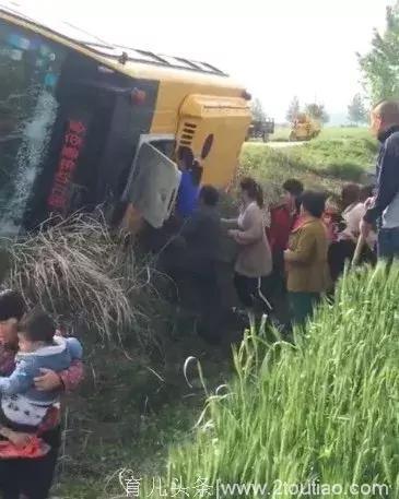 安徽淮北幼儿园校车翻车 司机当场死亡 车上有16名幼儿