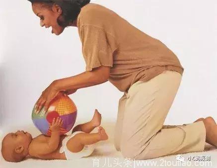 家里的早教班｜适合4-6个月宝宝的触觉和平衡力练习游戏