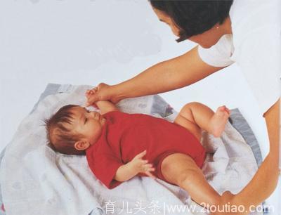 家里的早教班｜适合4-6个月宝宝的触觉和平衡力练习游戏