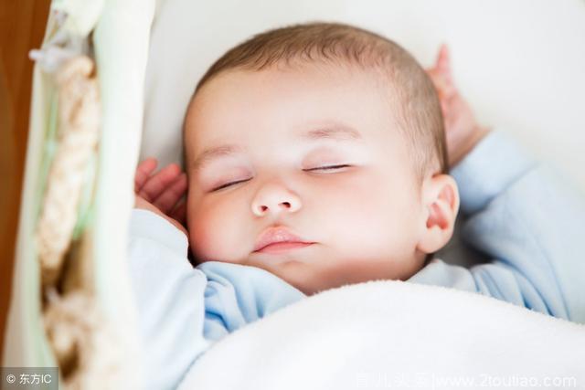 为什么小宝宝都爱早醒，夏季怎么做才能让宝宝早上多睡会？