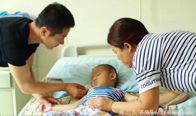 3岁孩子昏迷1个月不醒，当父母准备放弃时，孩子眼角流下不舍眼泪