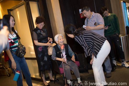 96岁老奶奶为《儿童健康百科》扎场子，这个母亲节用爱温暖成都