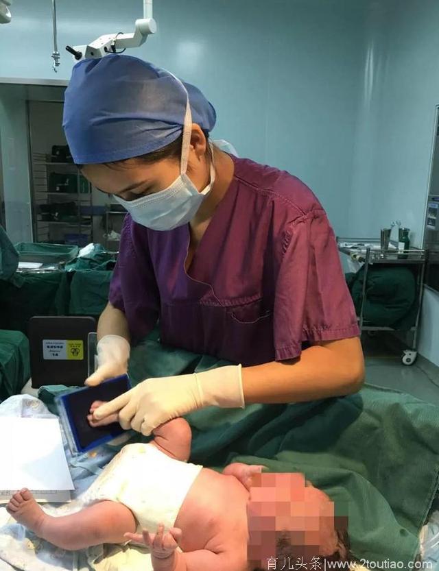 “人生第一步” 鄞州二院为每位产妇制作特殊分娩礼