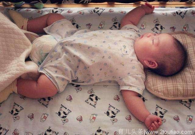 宝宝睡觉出现这种姿势，说明TA很健康