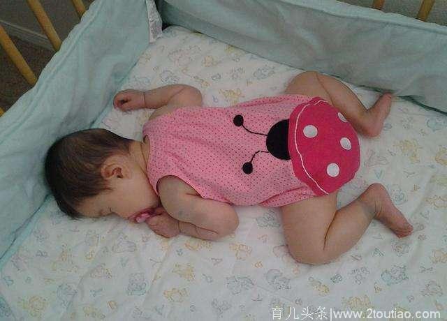 宝宝睡觉出现这种姿势，说明TA很健康
