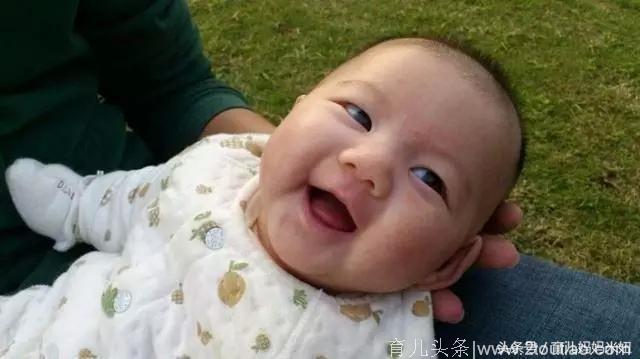 刚出生不久的小婴儿，睡觉会笑，这是什么原因？