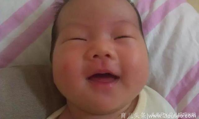 刚出生不久的小婴儿，睡觉会笑，这是什么原因？