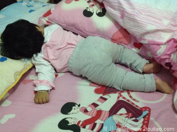 很多家长都不知道，宝宝为什么睡觉的时候喜欢趴着睡