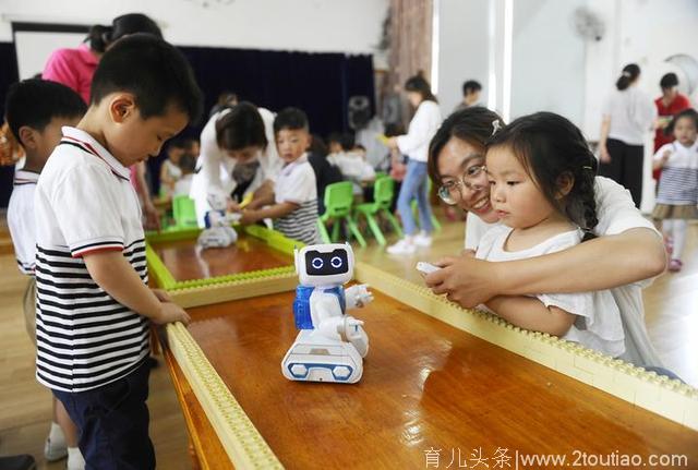 幼儿科技节游园 点燃创新小火种