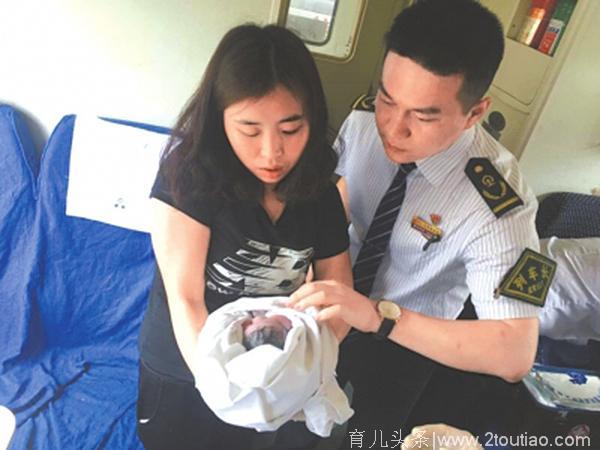 孕妇火车上分娩 护士紧急在车厢内接生
