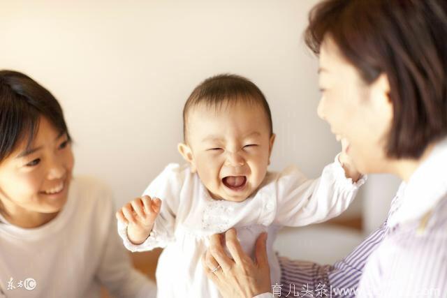 怀孕时老公给我洗脚，婆婆看到后说的话，却让我想哭